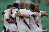 Jogadores comemoram gol de Tenorio