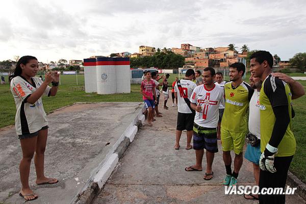 Torcedores tietam jogadores