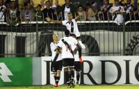 Jogadores comemoram gol de Alisson