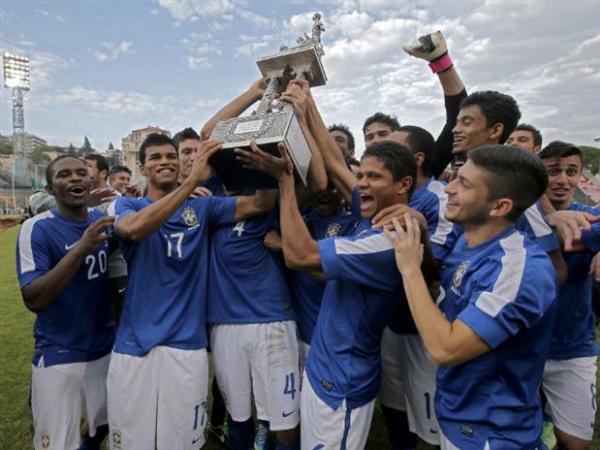 Com a camisa 17, Danilo comemora o ttulo