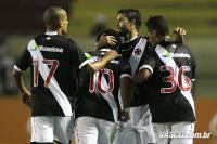 Jogadores comemoram gol de Carlos Alberto