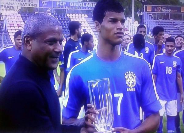 Danilo com o prmio de revelao do Torneio de Toulon