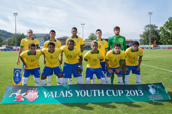 Danilo  o segundo em p da esquerda para direita