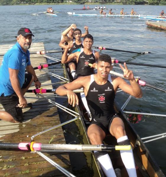 Matheus Cardoso da Silva Paulino, Vincius da Silva Marques, Matheus Freitas de Souza e Alan Henrique Meira dos Santos comemoram ainda no barco
