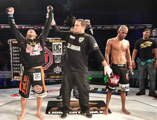 Sandro China comemora sua vitria no torneio de MMA