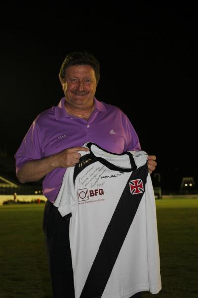 O delegado da Espanha Juan Larrea recebe a camisa ofertada pelo Vasco com os cumprimentos de Roberto Dinamite.