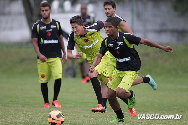 Lorran (de colete preto, prximo  bola) treinando entre os profissionais
