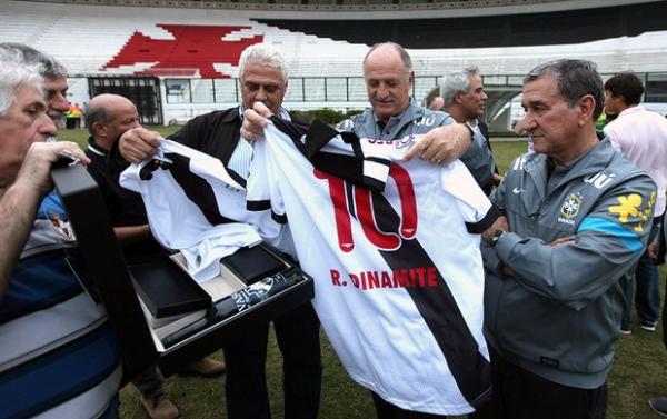 Felipo  presentado com camisa do Vasco por Dinamite