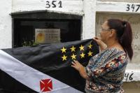Tereza com bandeira do Vasco no tmulo de Barbosa