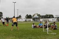 Garotos jogam futebol em frente ao cemitrio