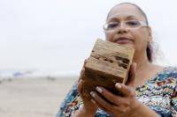 Tereza com pedao da trave do Maracan