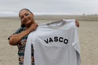 Tereza com rplica da camisa de Barbosa