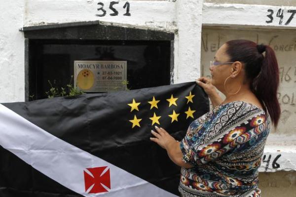 Tereza Borba afaga o tmulo de Barbosa, que ela pretende reformar para ser ponto turstico em Praia Grande (SP).