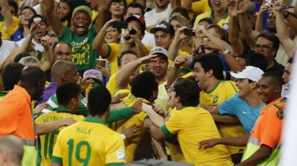 Fred comemora o primeiro gol com a torcida. Atacante Andr, ao fundo, com camisa verde, festeja muito