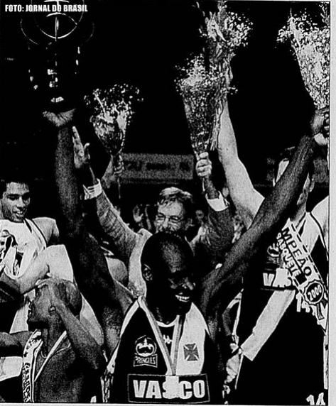 Vargas, com o treinador Helio Rubens ao fundo