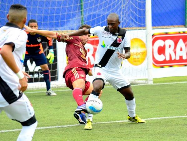O jogador Edmilson em ao pela equipe do Vasco de futebol 7