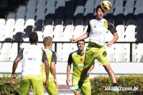 Luan (cabeceando a bola)