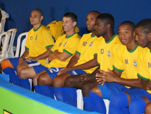 Do banco, Pedrinho viu a maior parte da partida