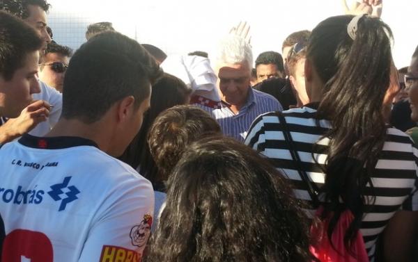 Torcida tieta Roberto Dinamite durante treino do Vasco: prestgio em alta do presidente