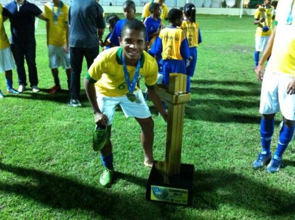 Lorran com o Taa da Copa 2 de Julho