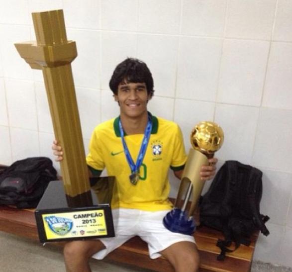 Matheus ndio com a Taa da Copa 2 de Julho e o Trofu de melhor jogador