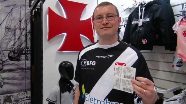 Vencedor da promoo, scio Ander exibe seu par de ingressos