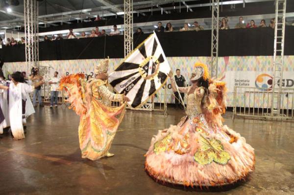 Mestre-sala e porta-bandeira em ao no desfile da Gigante da Colina