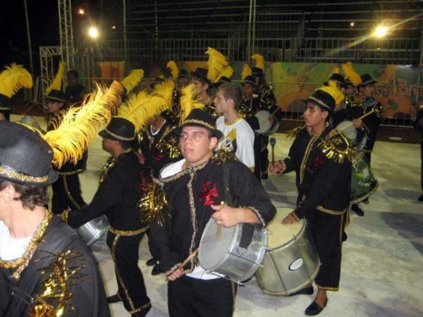 Bateria  formada por jovens de comunidades carentes de Braslia