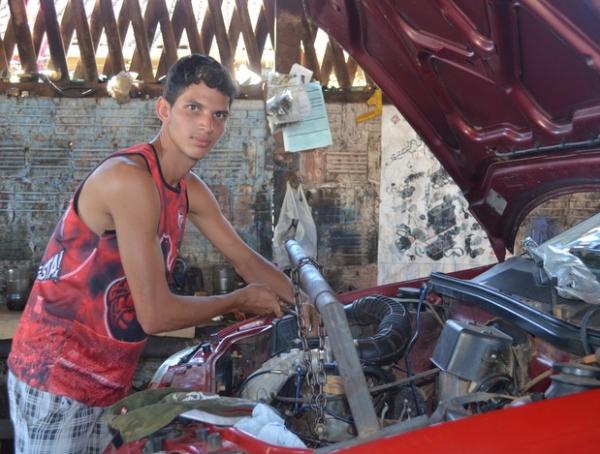 Marlon Ganso, jogador do Vasco do Acre tambm mecnico