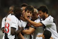 Jogadores comemoram gol de Juninho