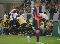 Jogadores comemoram gol de Juninho