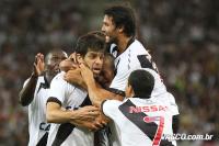 Jogadores comemoram gol de Juninho