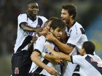 Jogadores comemoram gol de Juninho