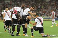 Jogadores comemoram gol de Juninho