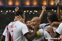 Jogadores comemoram gol de Tenorio