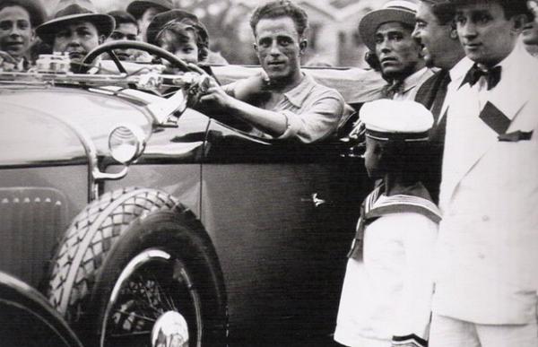 M 1930, MONTADORAS J PRESENTEAVAM JOGADORES DE FUTEBOL COM CARRES