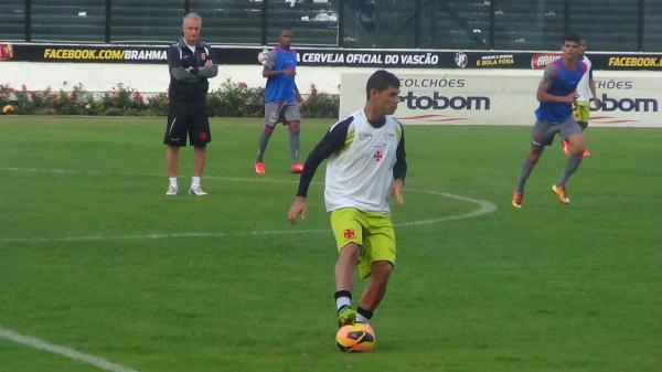 Danilo de colete azulo no lado direito