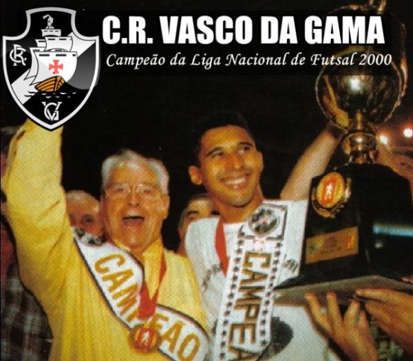 O ento presidente Antonio Soares Calada e o craque do time Manoel Tobias