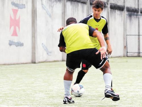 Drible. Felipe Ribeiro mostra que a deficincia no atrapalha na hora em que a bola rola no campo