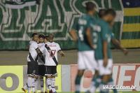 Jogadores comemoram gol de Pedro Ken