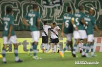 Jogadores comemoram gol de Pedro Ken