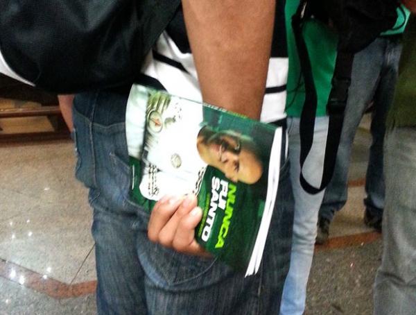 Goleiro no largou livro de Marcos nem quando desembarcou no Rio e deu entrevistas