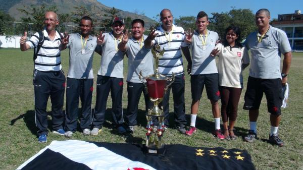 As meninas da Colina do sub-17 conquistaram o tricampeonato Cidade Nova Iguau