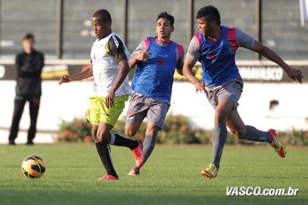 Alisson (chuteira amarela) em jogo-treino contra o profissional