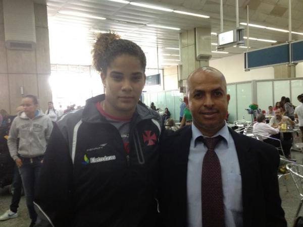 Yasmin ao lado do tcnico Adilson Santos.