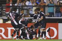 Jogadores comemoram gol de Andr