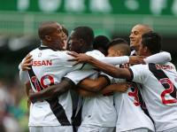 Jogadores comemoram gol de Pedro Ken