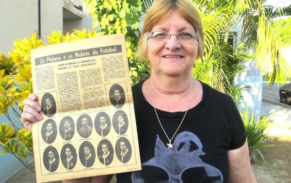 Dona Arli posa com matria da revista 
