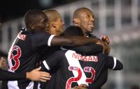 Jogadores comemoram gol de Rafael Vaz