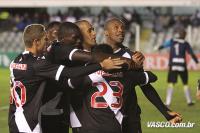 Jogadores comemoram gol de Rafael Vaz